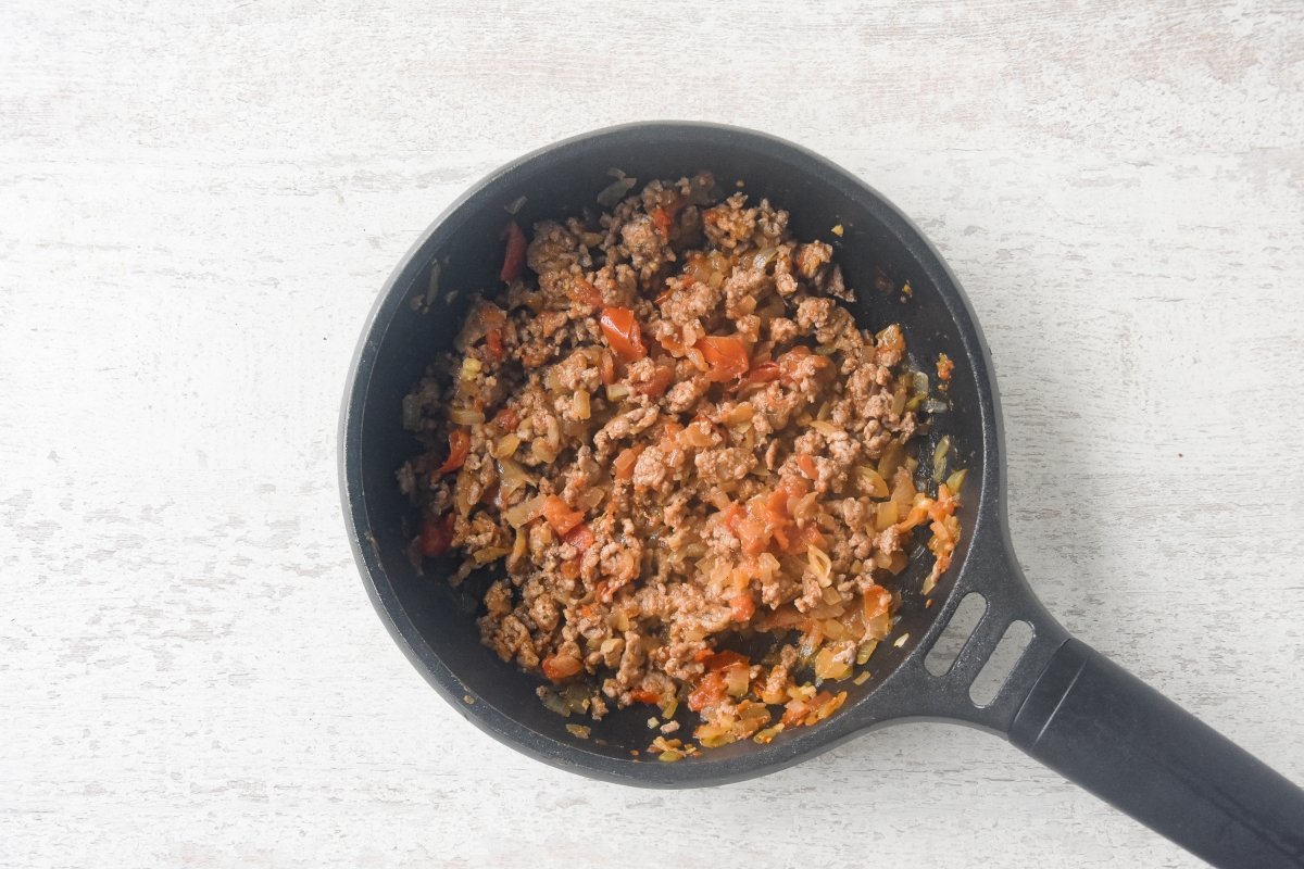 Cocinamos con la carne y condimentamos
