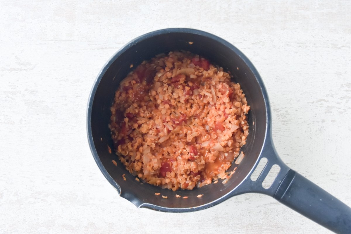 Cocinamos con las lentejas, los tomates y el agua