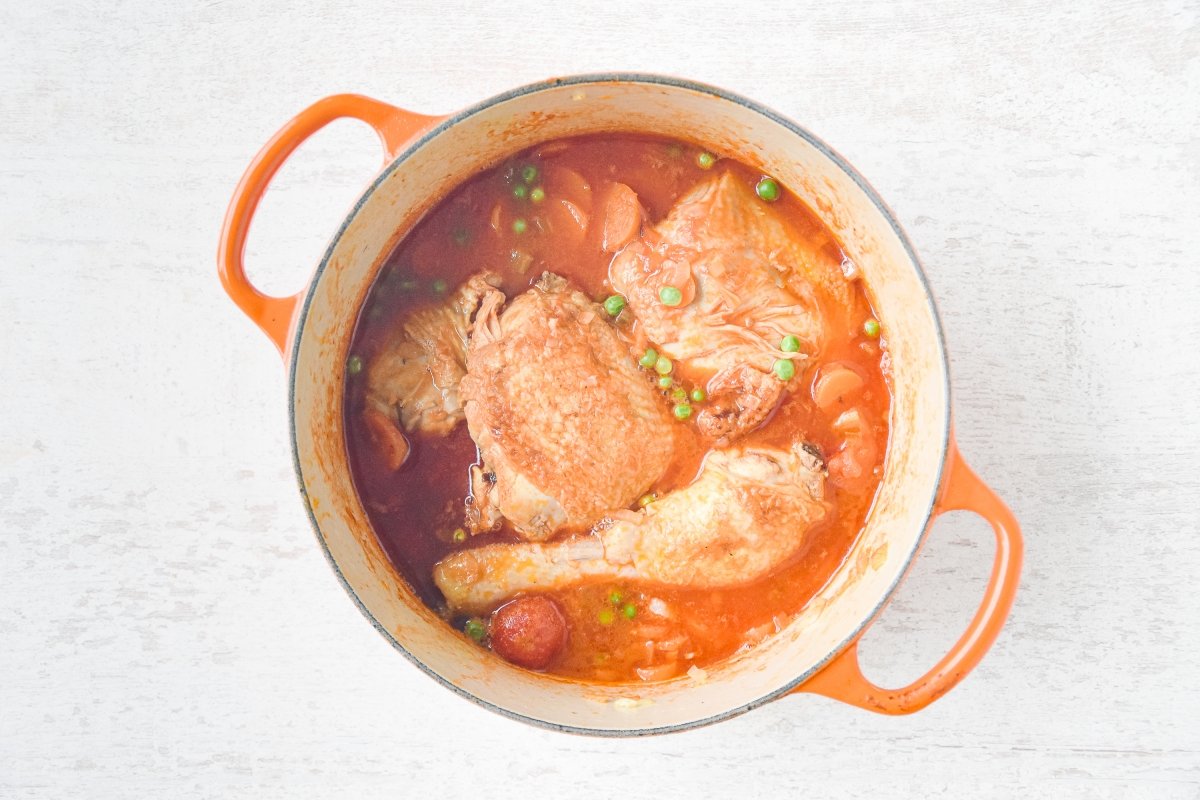 Cocinamos con los tomates, el caldo y los guisantes