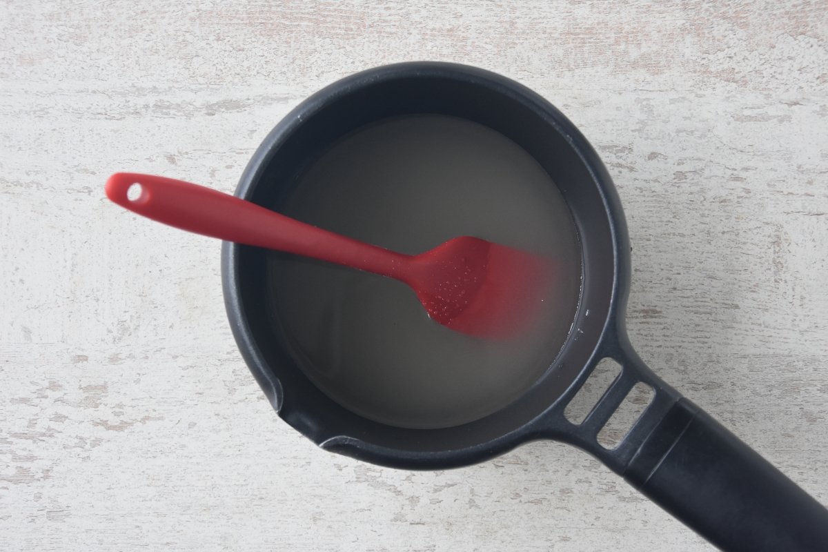 Cocinamos el agar-agar con el azúcar, el agua y el agua de azahar