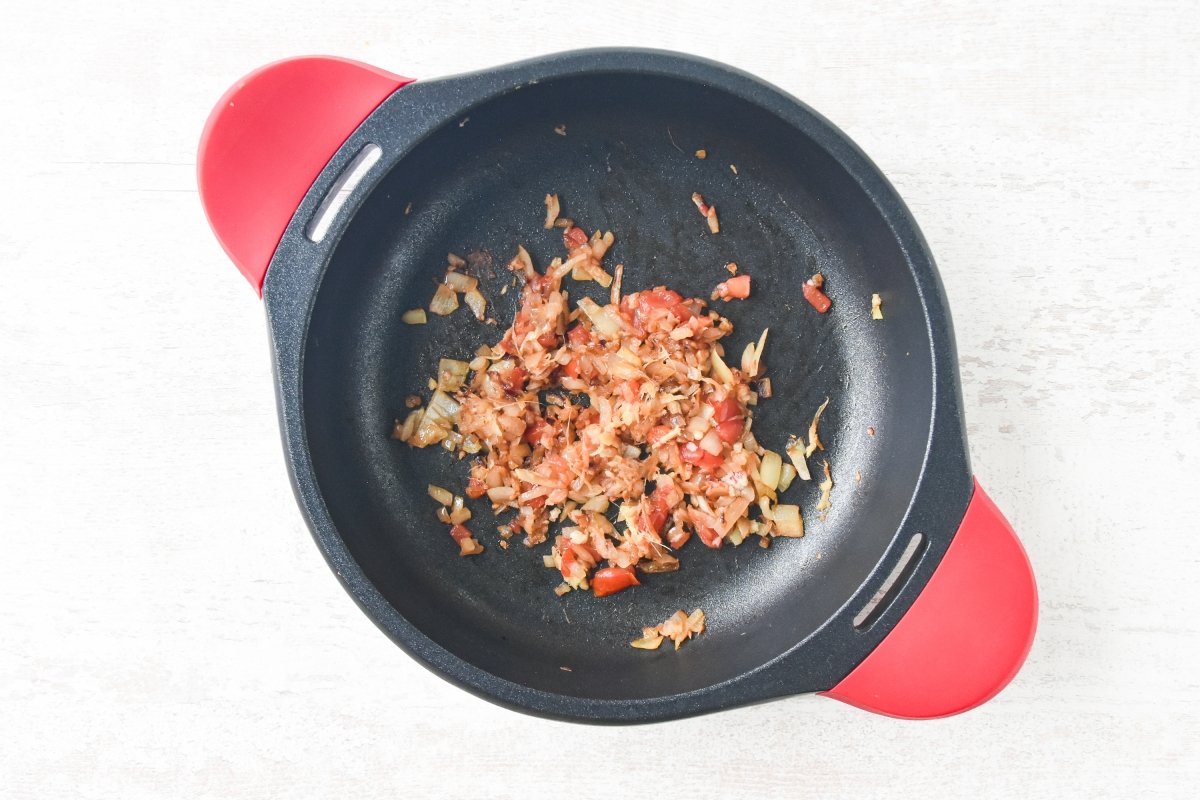 Cocinamos el ajo, el jengibre y el tomate