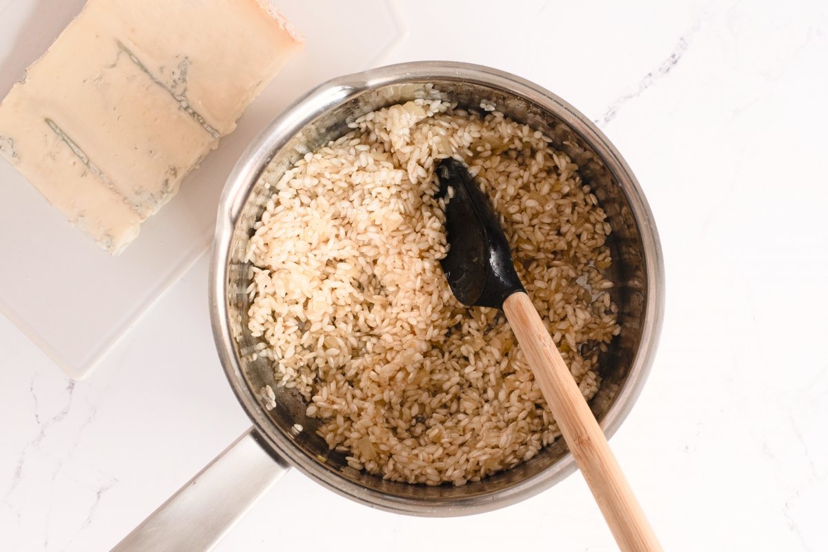 Cocinamos el arroz del risotto de queso gorgonzola y pera