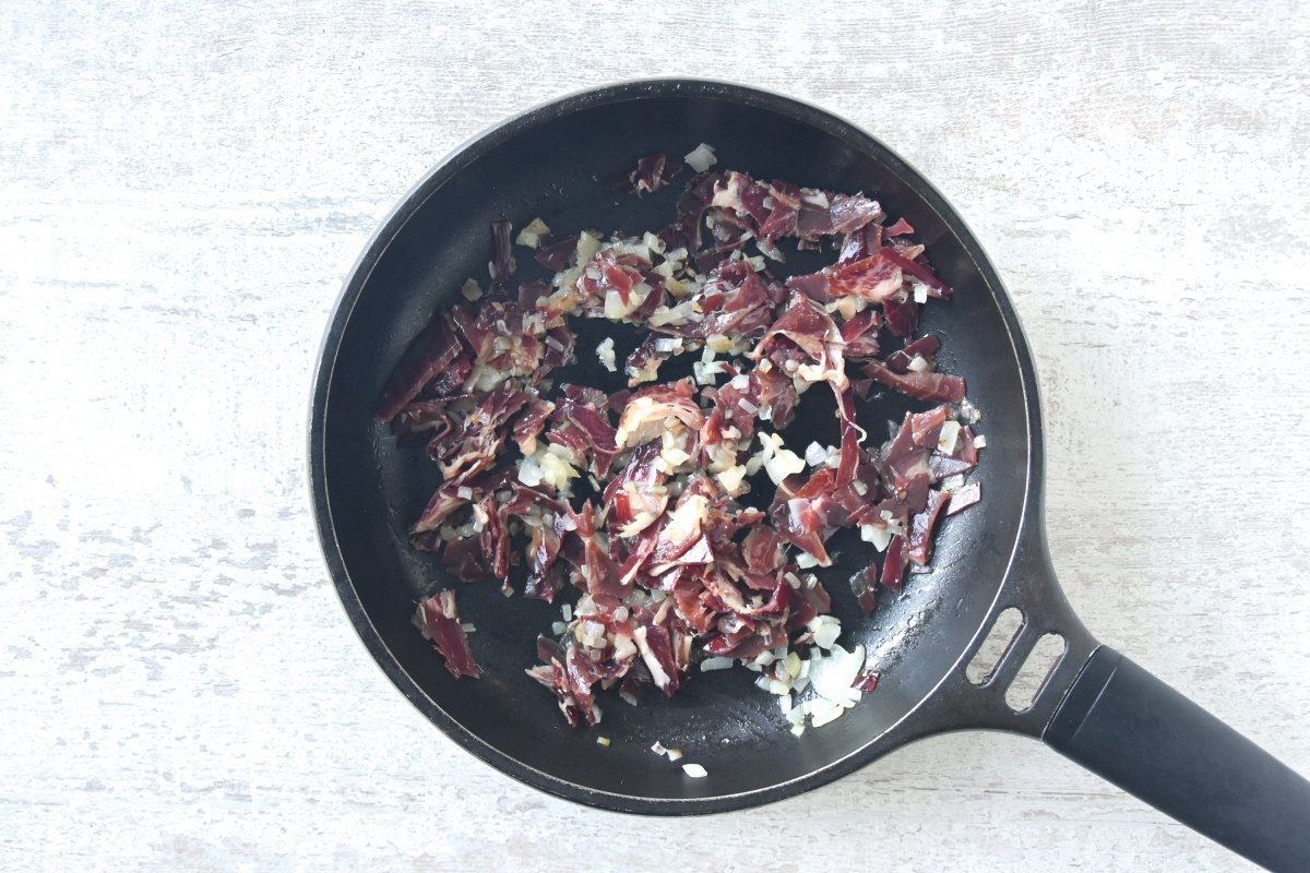 Cocinamos el jamón con la cebolla