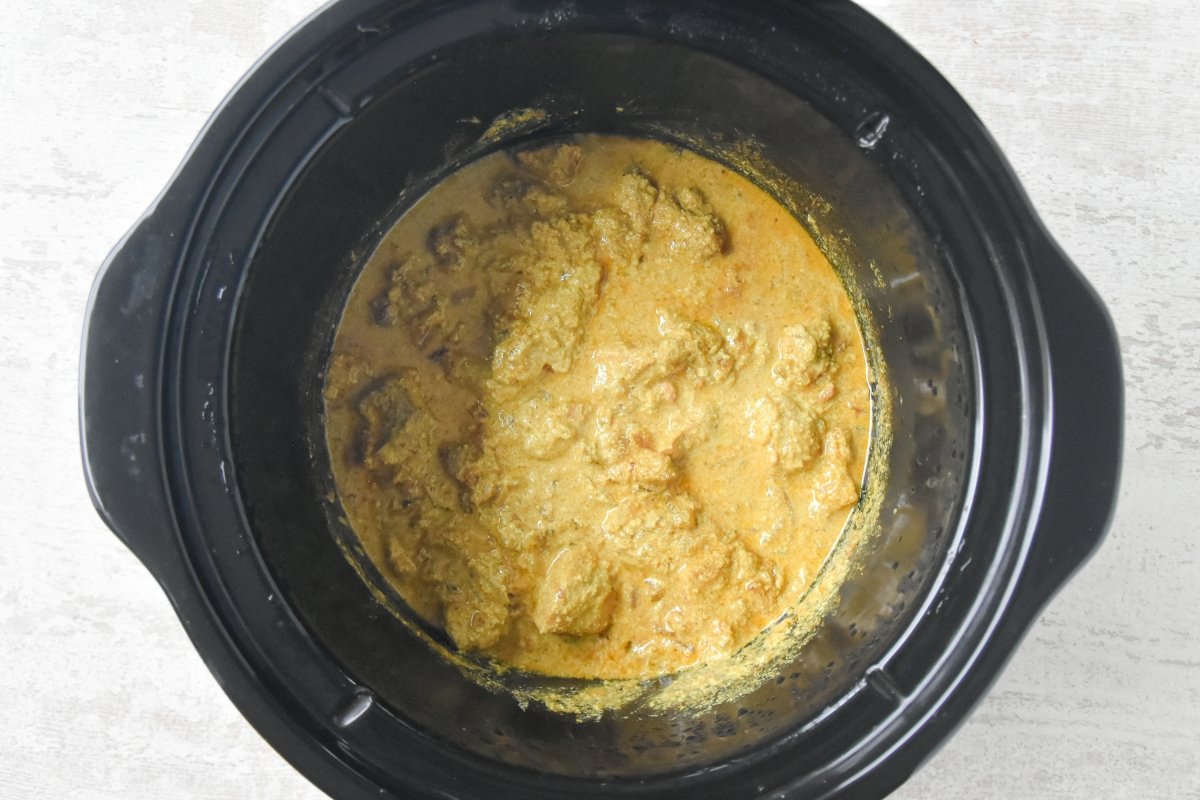 Cocinamos el pollo al curry en posición baja