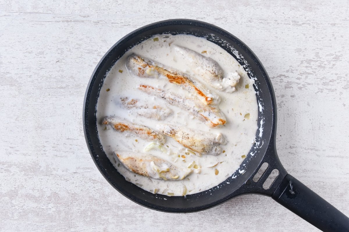 Cocinamos el pollo con la nata y el sofrito de cebolla y ajo