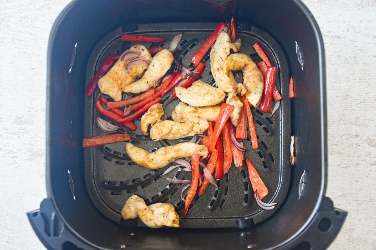 Cocinamos el pollo con las verduras en la freidora de aire