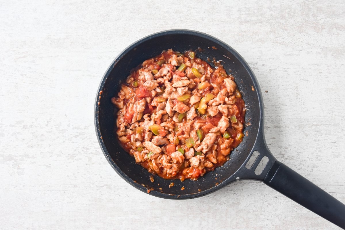 Cocinamos el pollo con los tomates