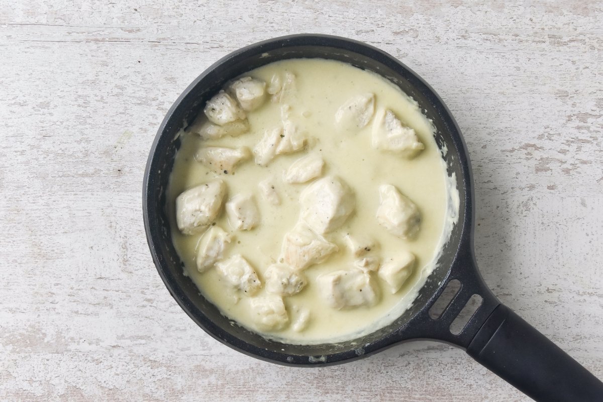 Cocinamos el pollo en la salsa a la crema