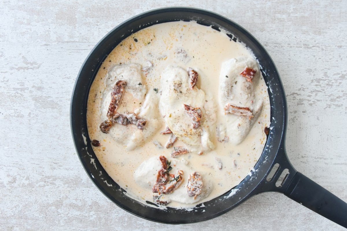 Cocinamos el pollo en la salsa de tomates