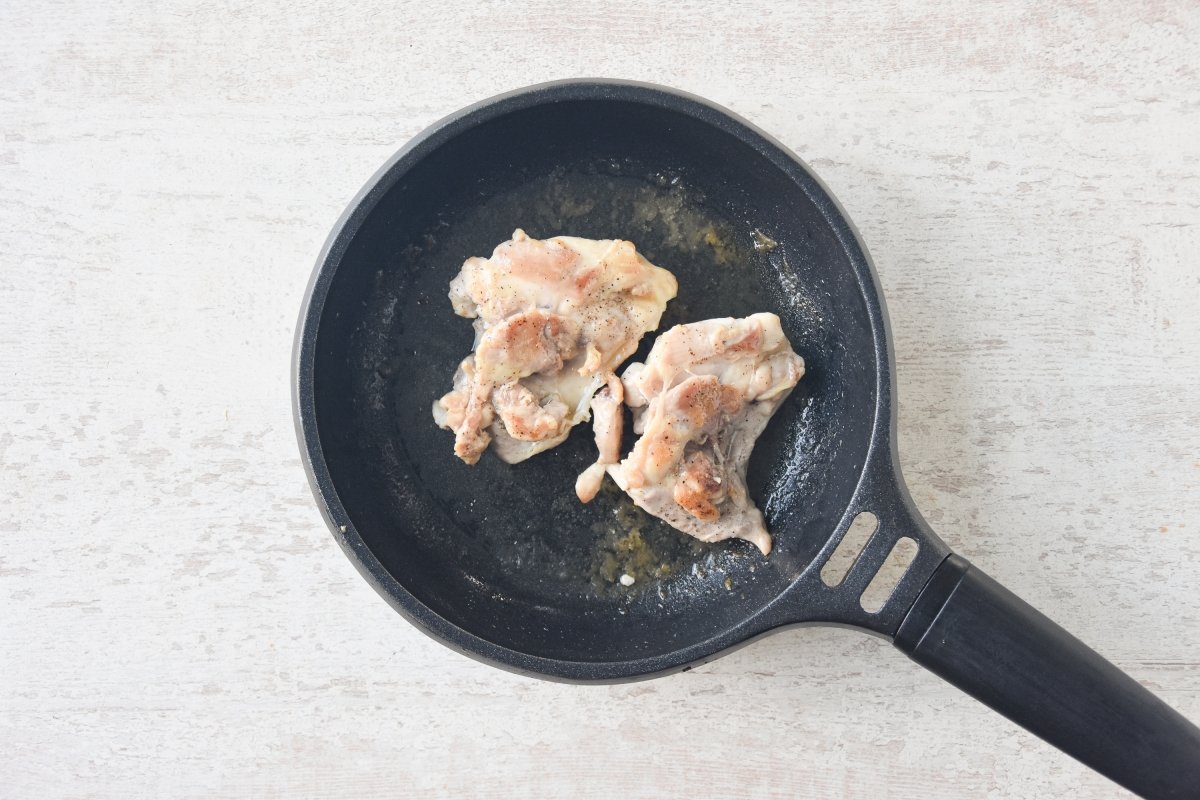 Cocinamos el pollo para el pastel frío