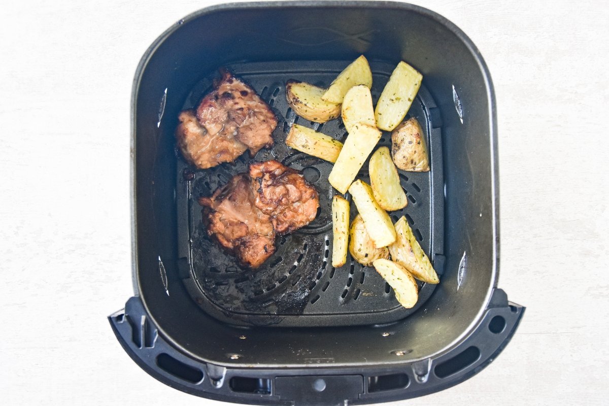 Cocinamos el pollo y las patatas