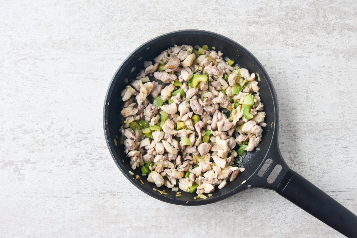 Cocinamos el pollo y los pimientos con la cebolla