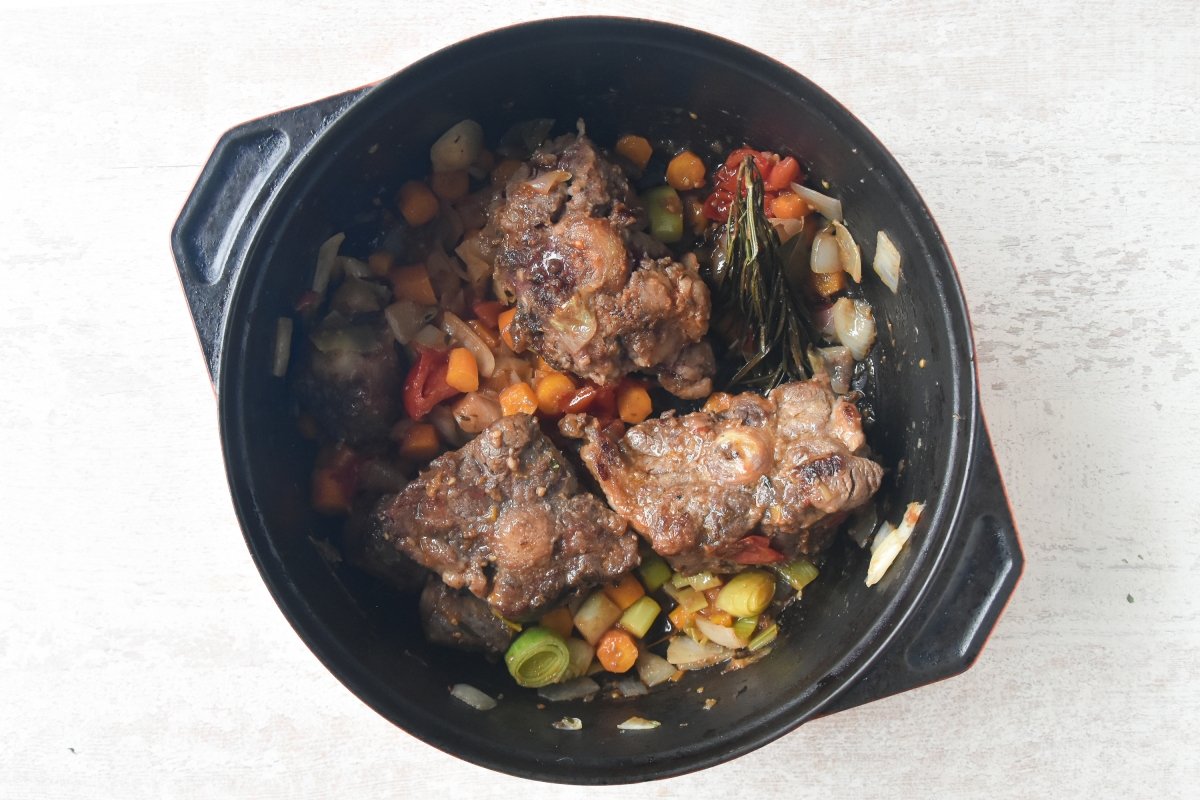 Cocinamos el rabo de ternera con las verduras