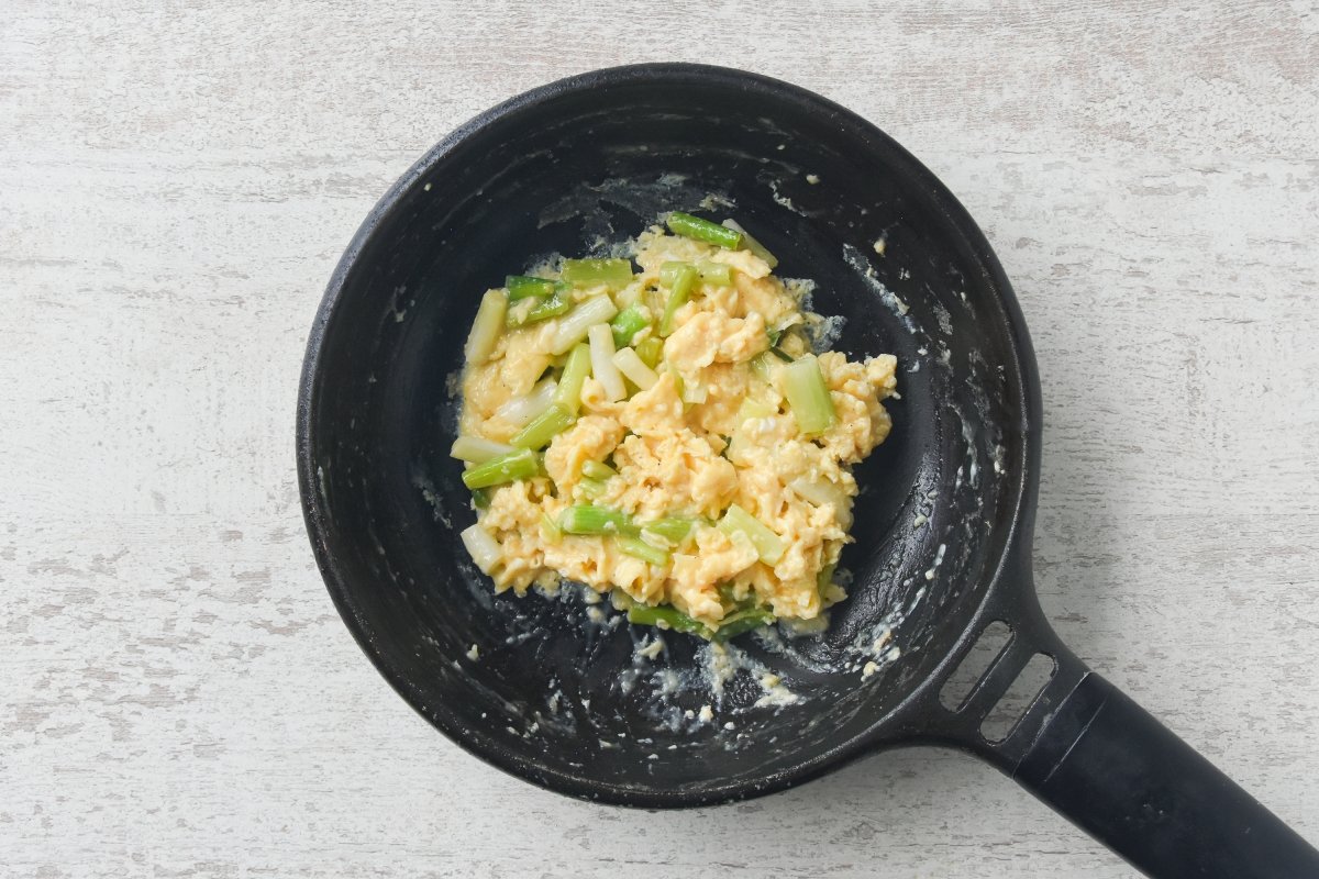 Cocinamos el revuelto de ajetes