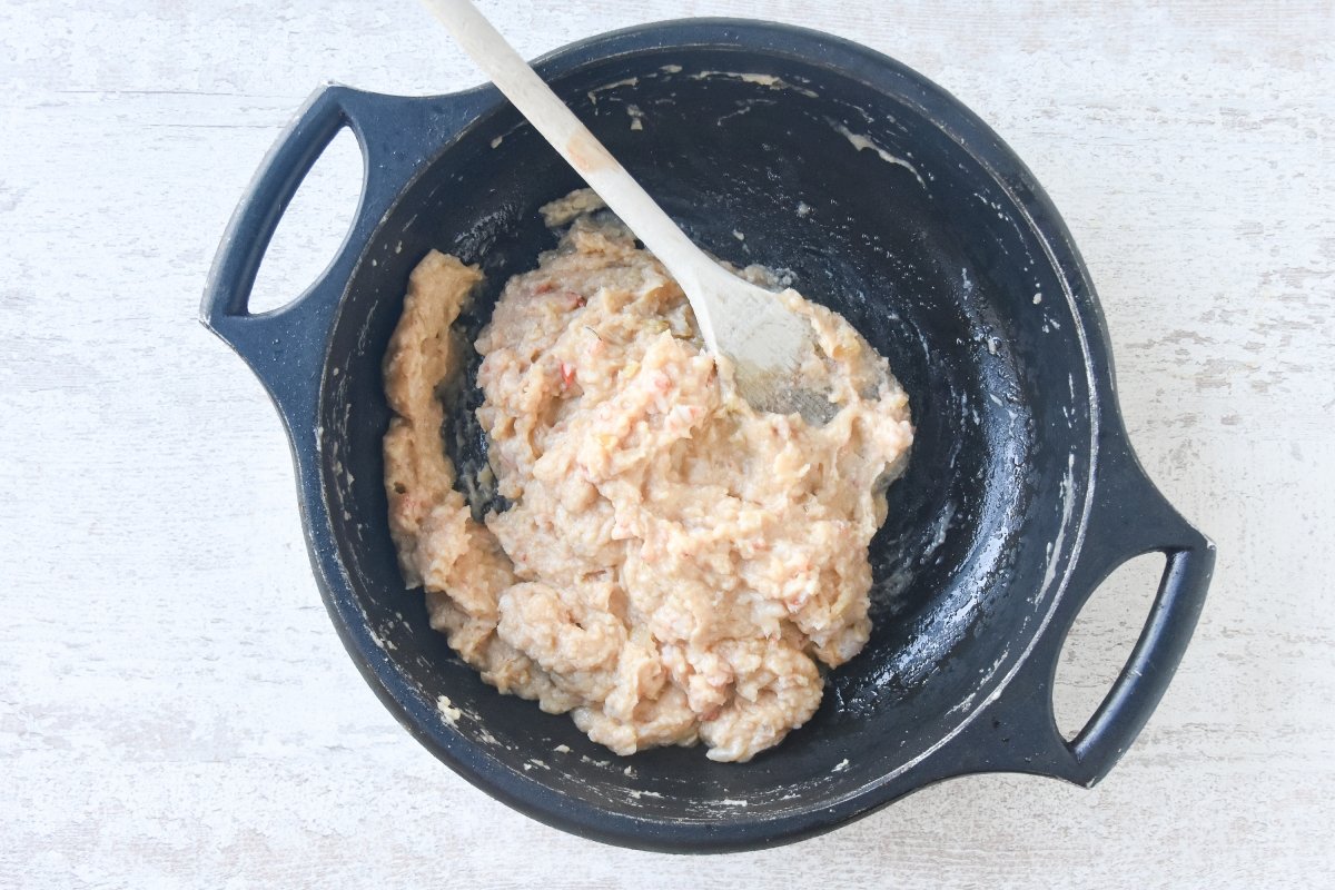 Cocinamos el roux de las croquetas de marisco