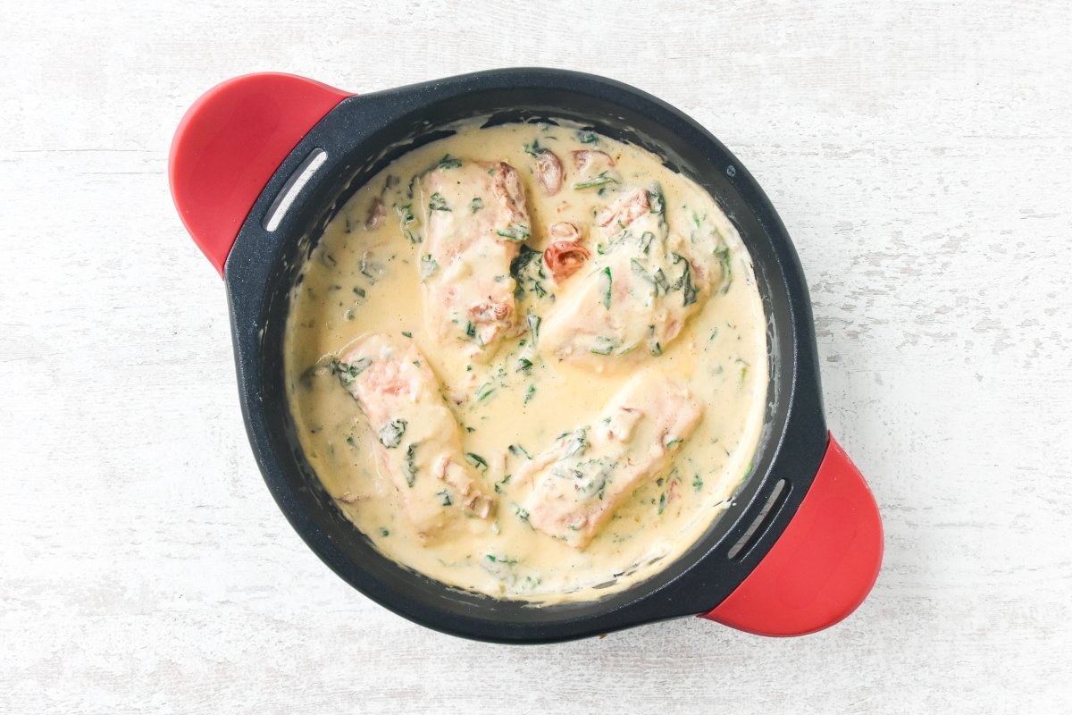 Cocinamos el salmón en la salsa a la toscana
