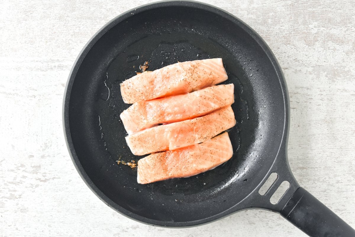 Cocinamos el salmón por el lado de la piel