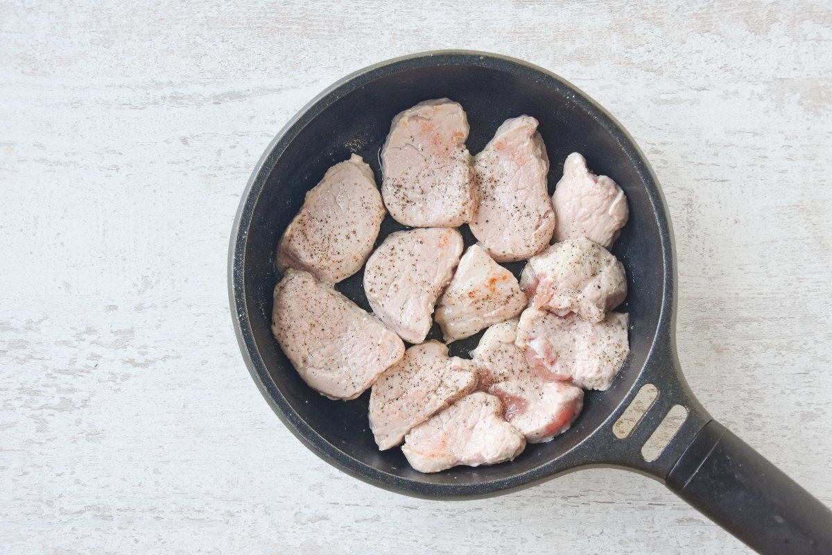 Cocinamos el solomillo brevemente en la sartén