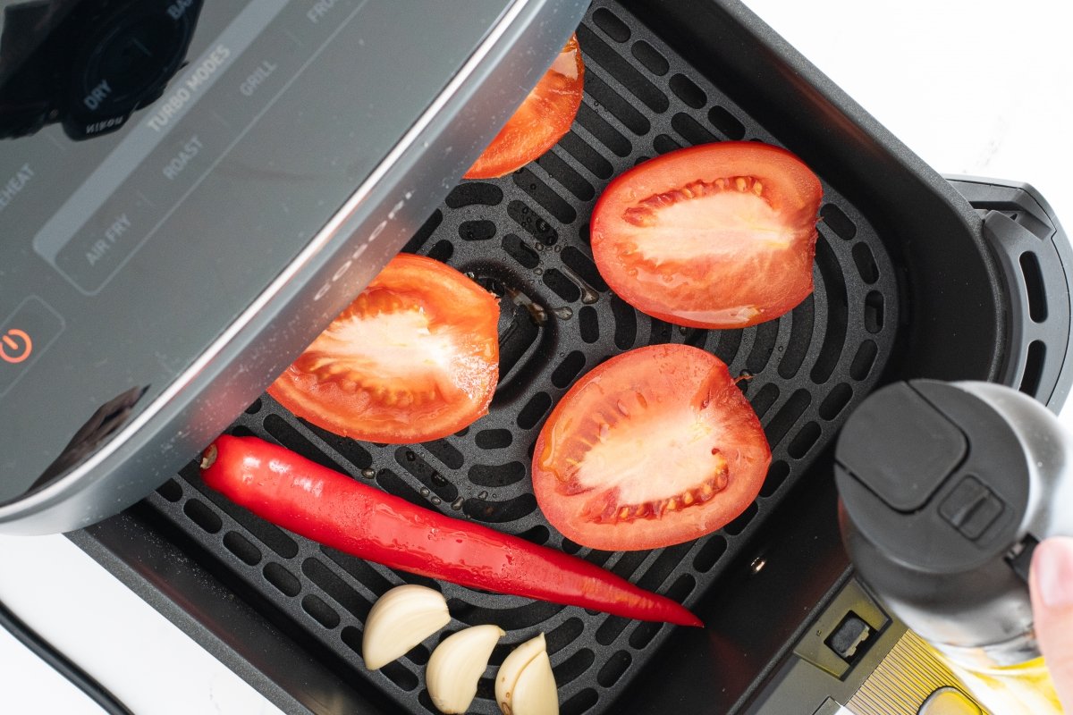 Cocinamos el tomate de la salsa brava