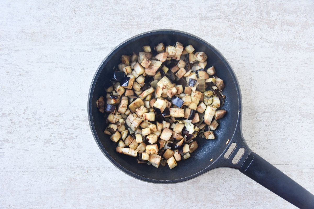 Cocinamos la berenjena con la cebolla y el ajo