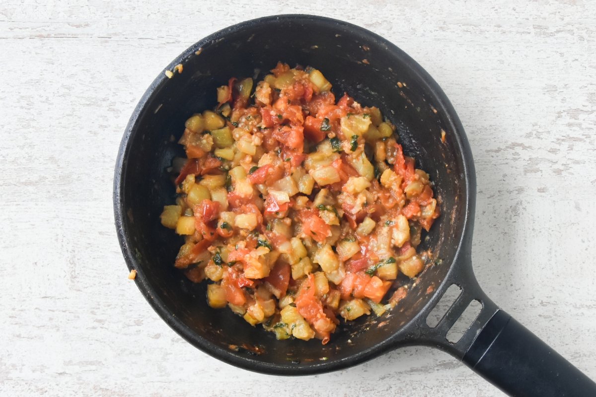 Cocinamos la berenjena en la sartén con los tomates