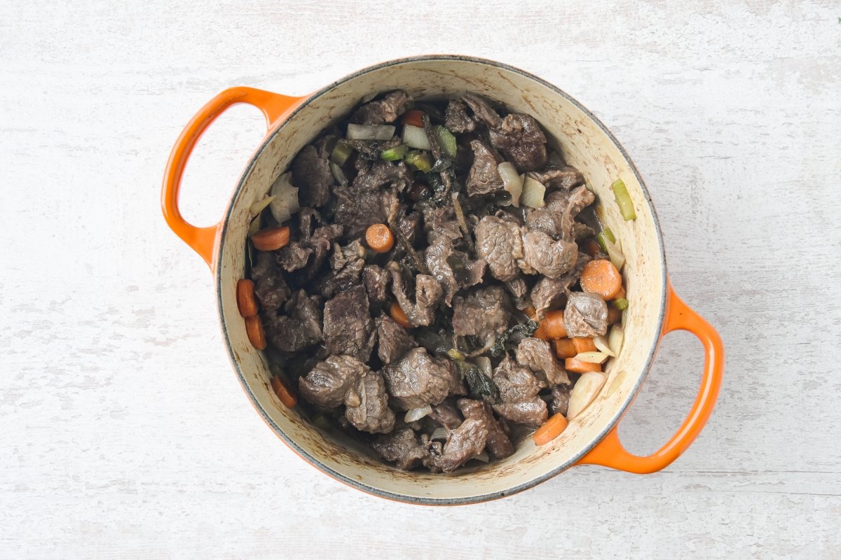 Cocinamos la carne con las verduras
