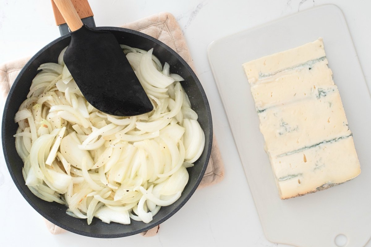 Cocinamos la cebolla de las tostas de queso Gorgonzola y cebolla