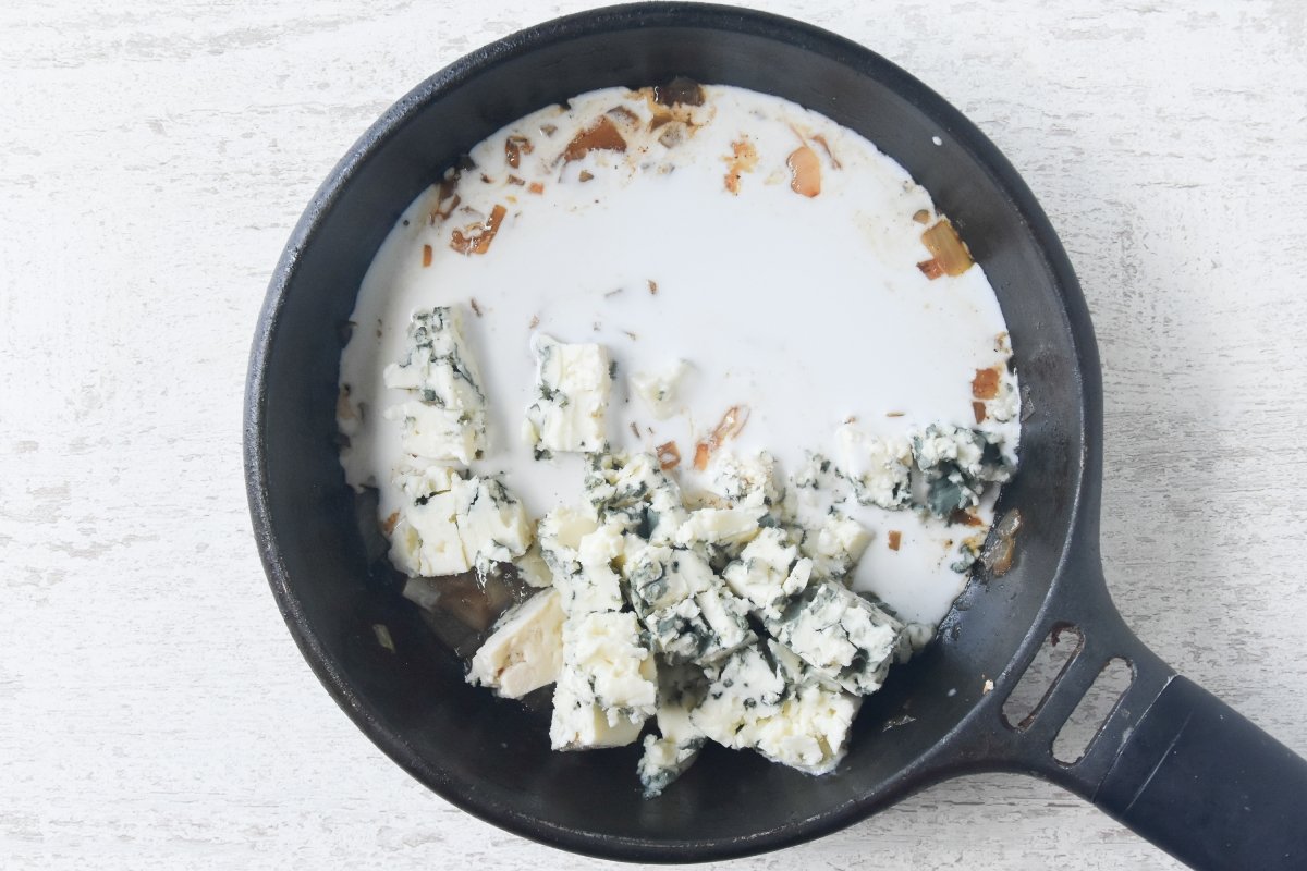 Cocinamos la cebolla junto al roquefort y la nata