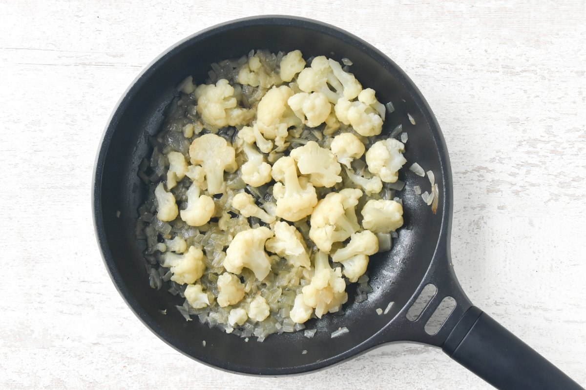 Cocinamos la coliflor con un poco de agua