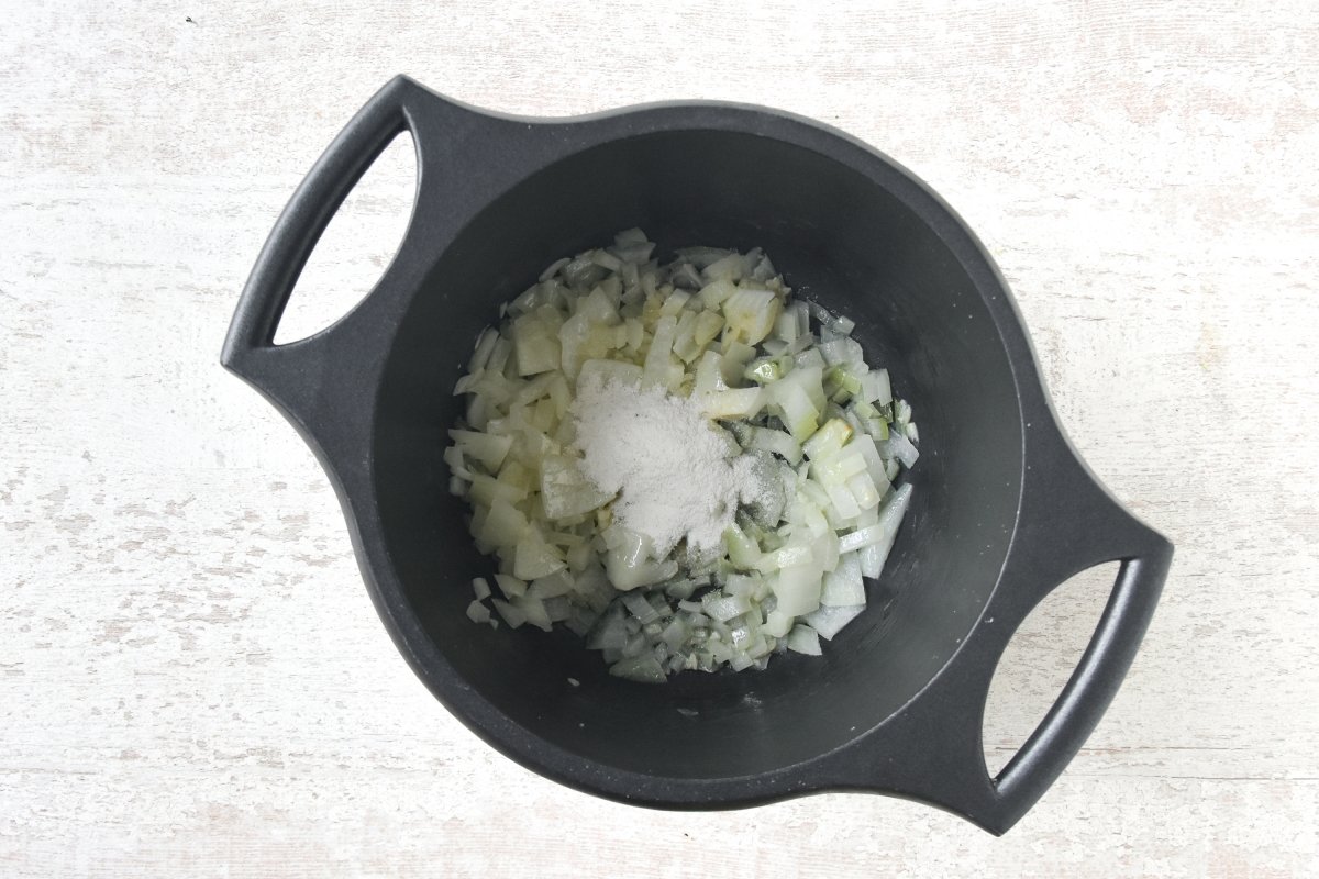 Cocinamos la harina con la cebolla y el ajo