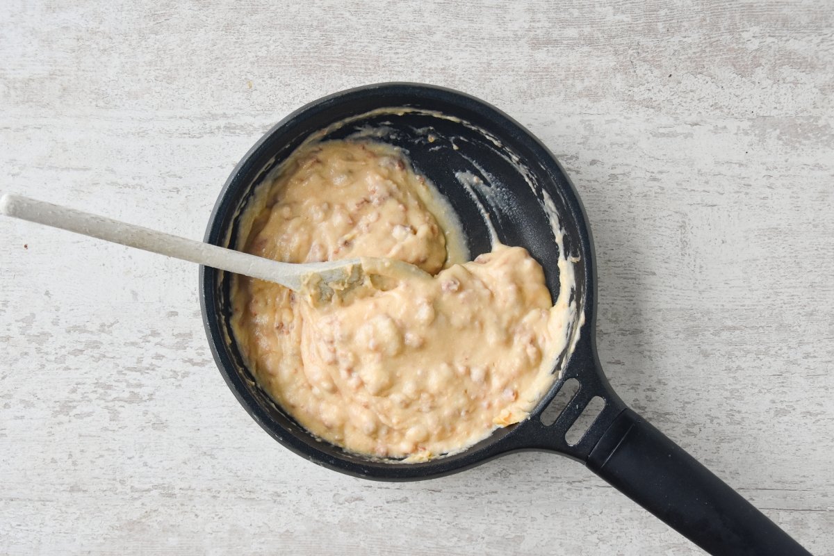 Cocinamos la masa de las croquetas de chistorra