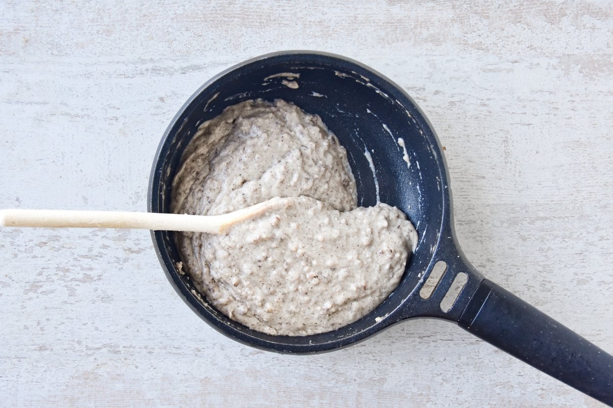 Cocinamos la masa de las croquetas de morcilla