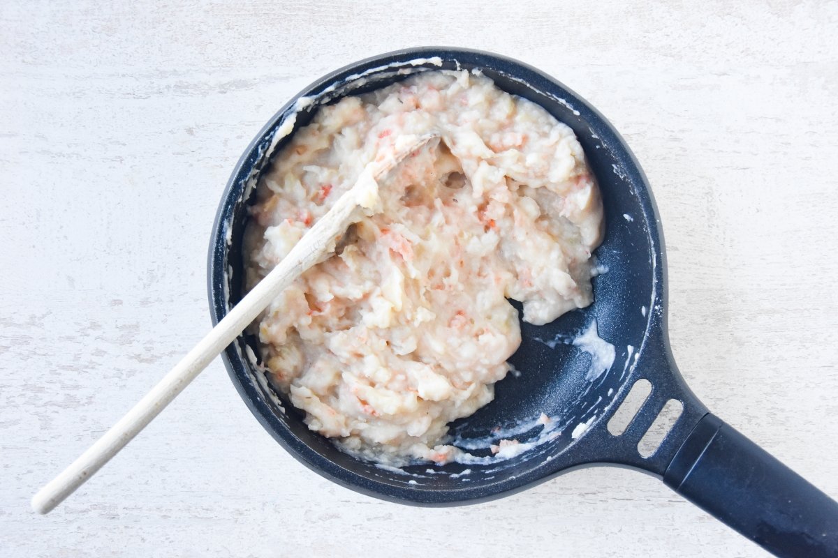 Cocinamos la masa de las croquetas de pescado