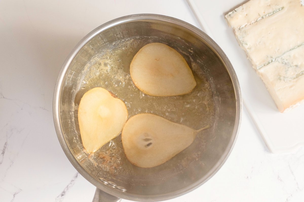 Cocinamos la pera del risotto de queso gorgonzola