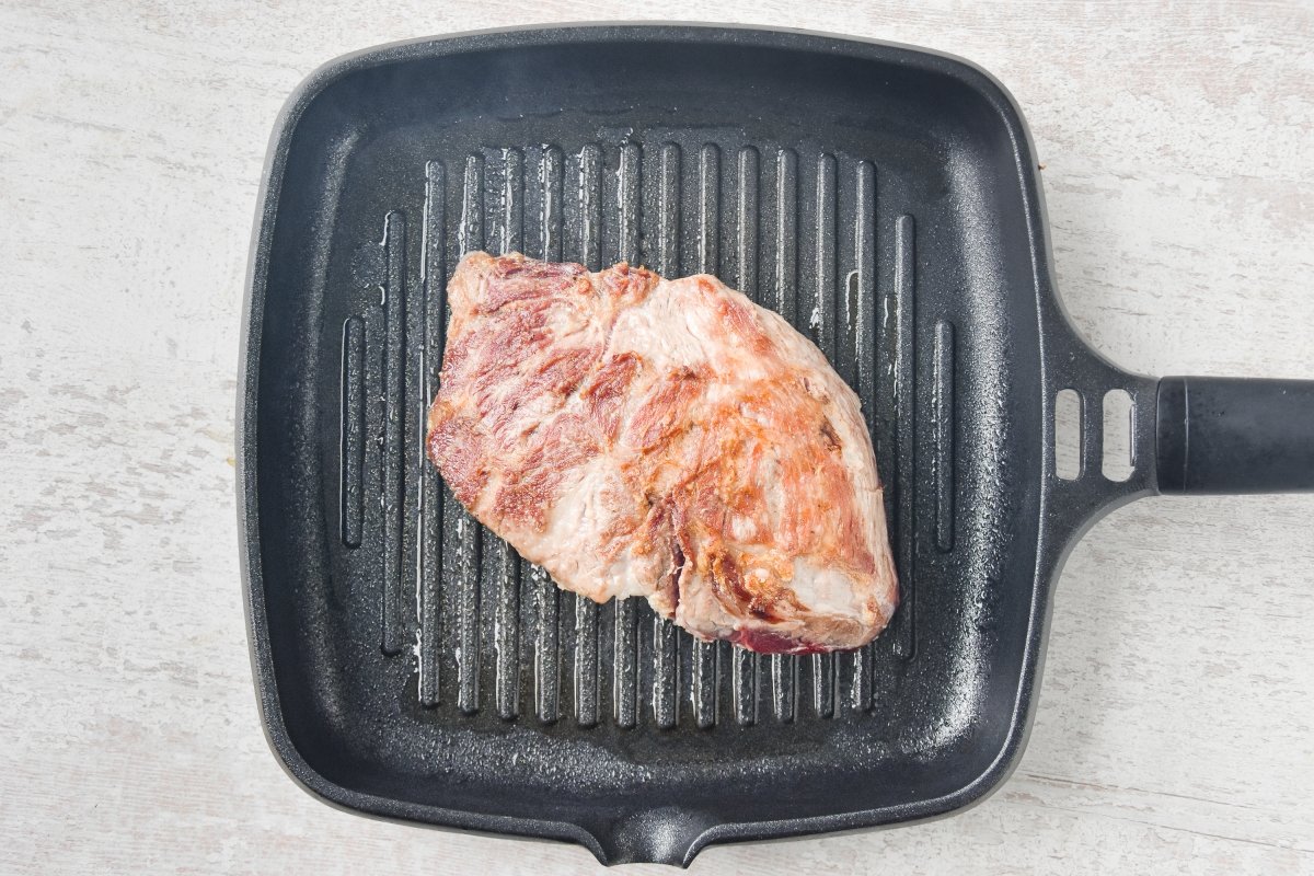 Cocinamos la presa ibérica en la sartén grill