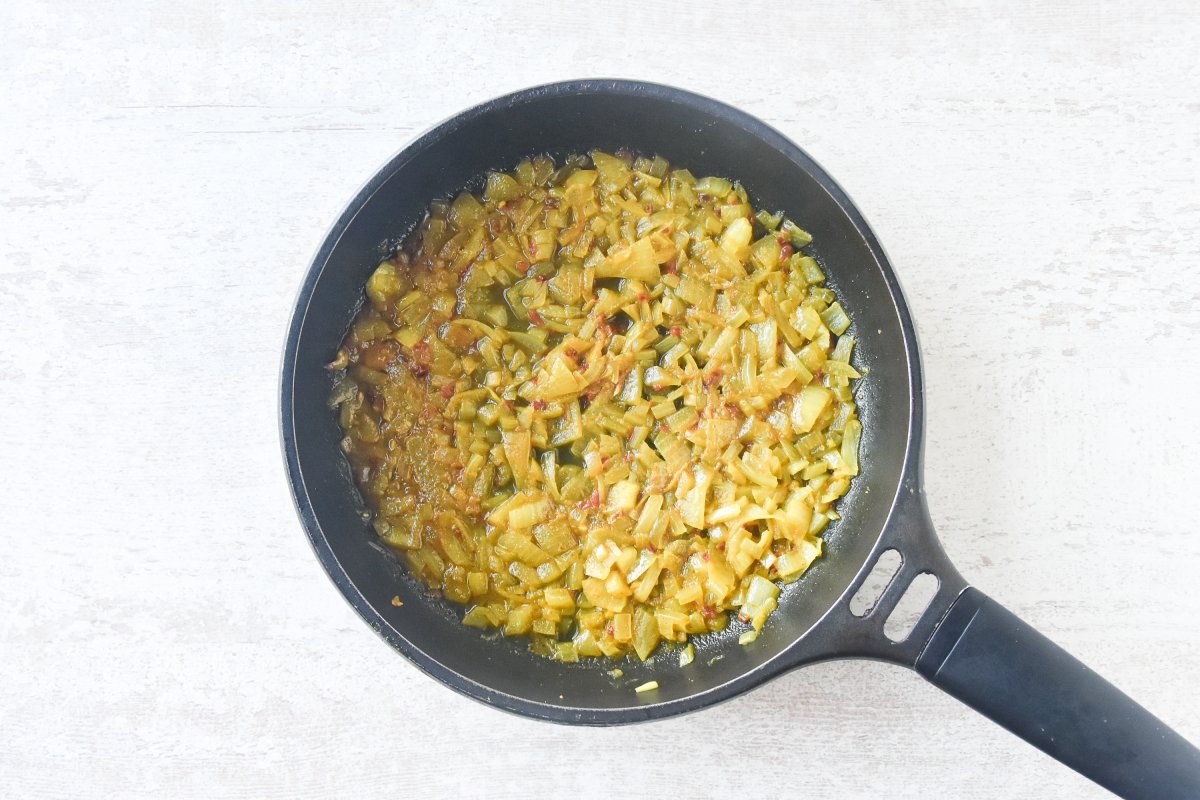 Cocinamos la salsa con el caldo de pollo