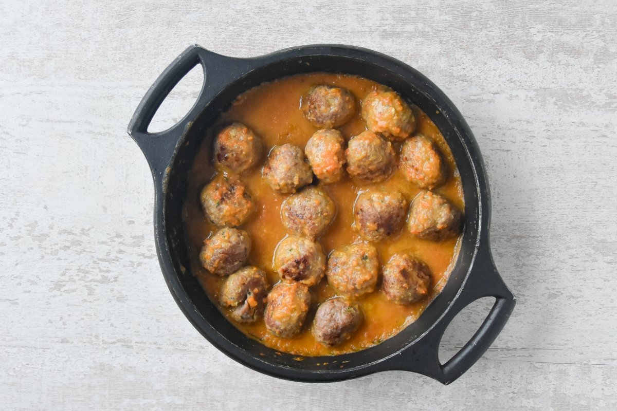 Cocinamos la salsa con las albóndigas de la abuela