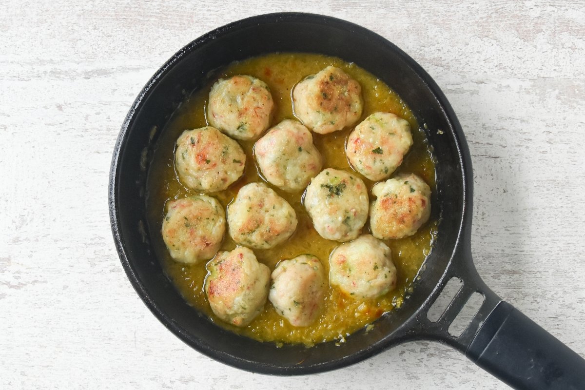 Cocinamos la salsa con las albóndigas de marisco