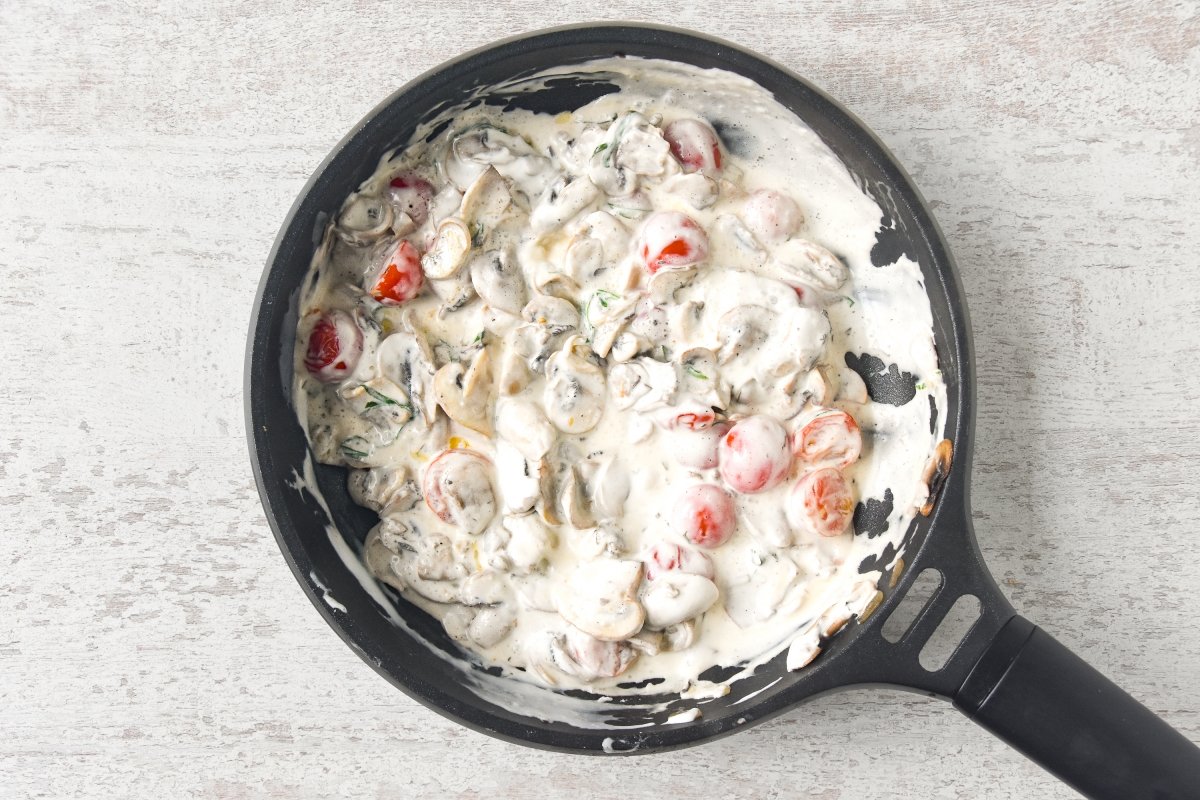 Cocinamos la salsa de los nidos de pasta