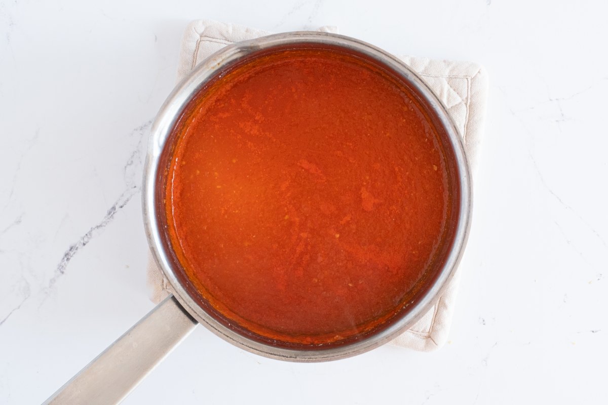 Cocinamos la salsa de tomate de las entomatadas