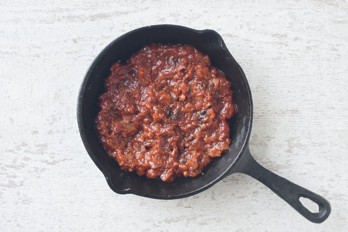 Cocinamos la salsa de tomate para hacer los huevos al purgatorio