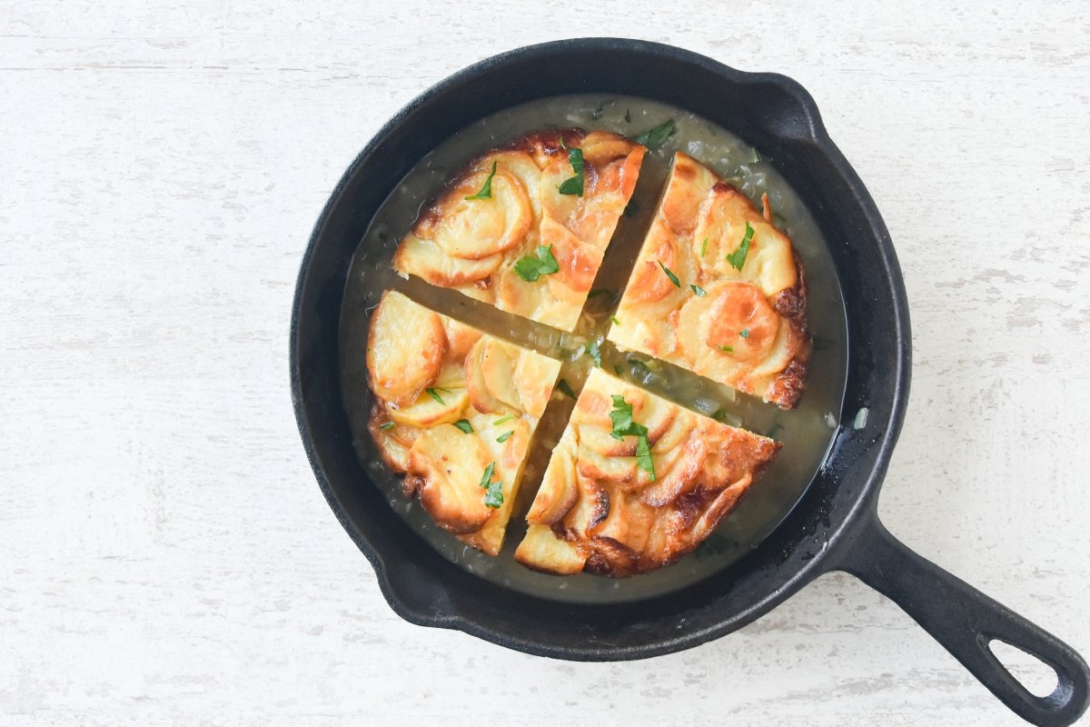 Cocinamos la tortilla de patatas en la salsa
