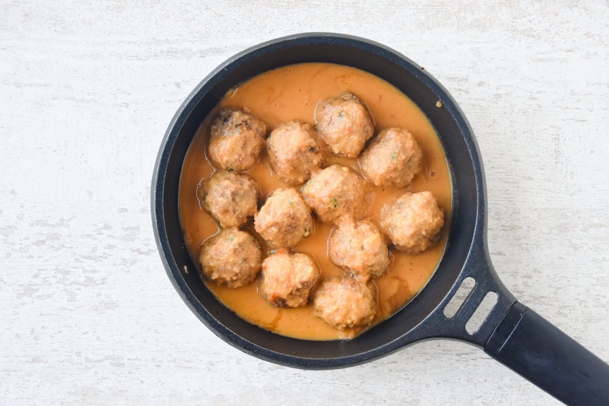Cocinamos las albóndigas de cordero en la salsa triturada