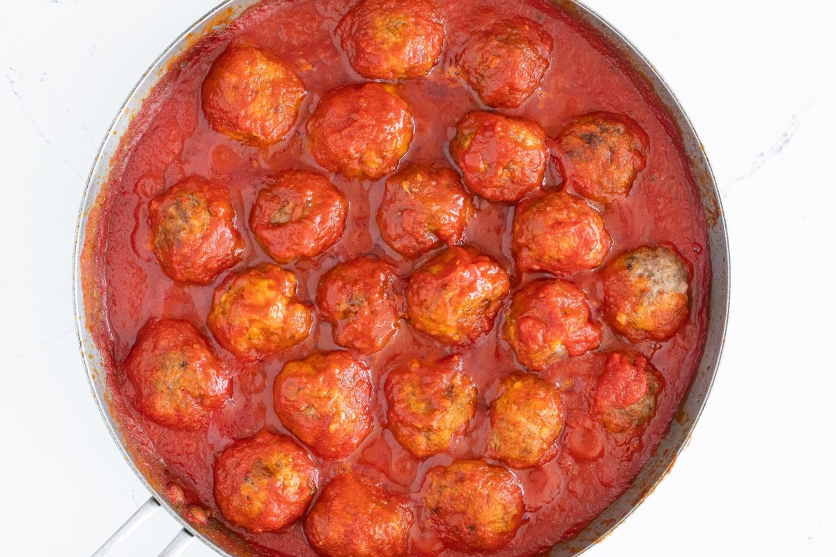 Cocinamos las albóndigas en la salsa