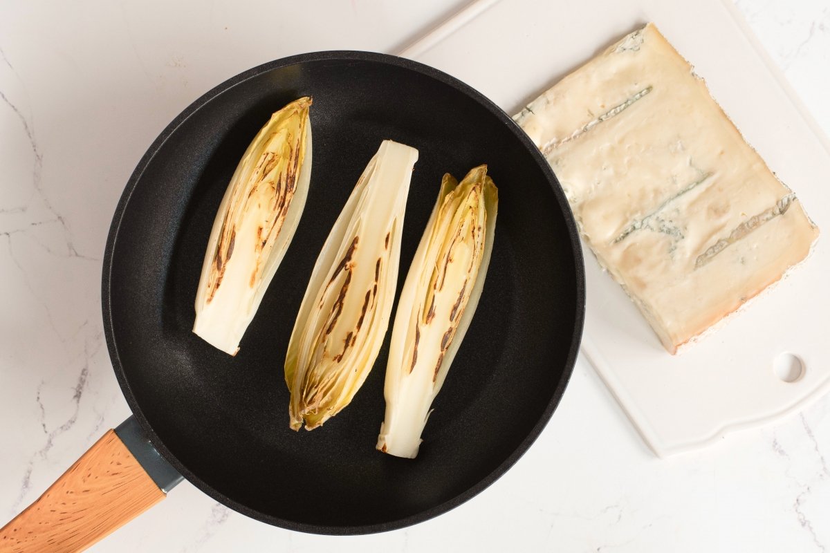 Cocinamos las endivias con queso gorgonzola y nueces