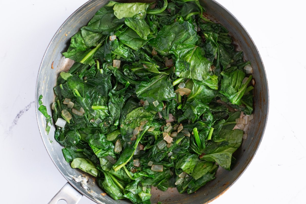 Cocinamos las espinacas de la lasaña arcoíris