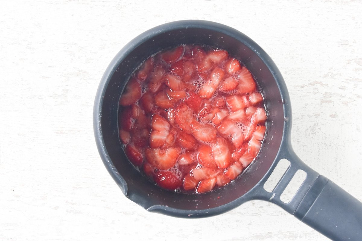 Cocinamos las fresas con el azúcar