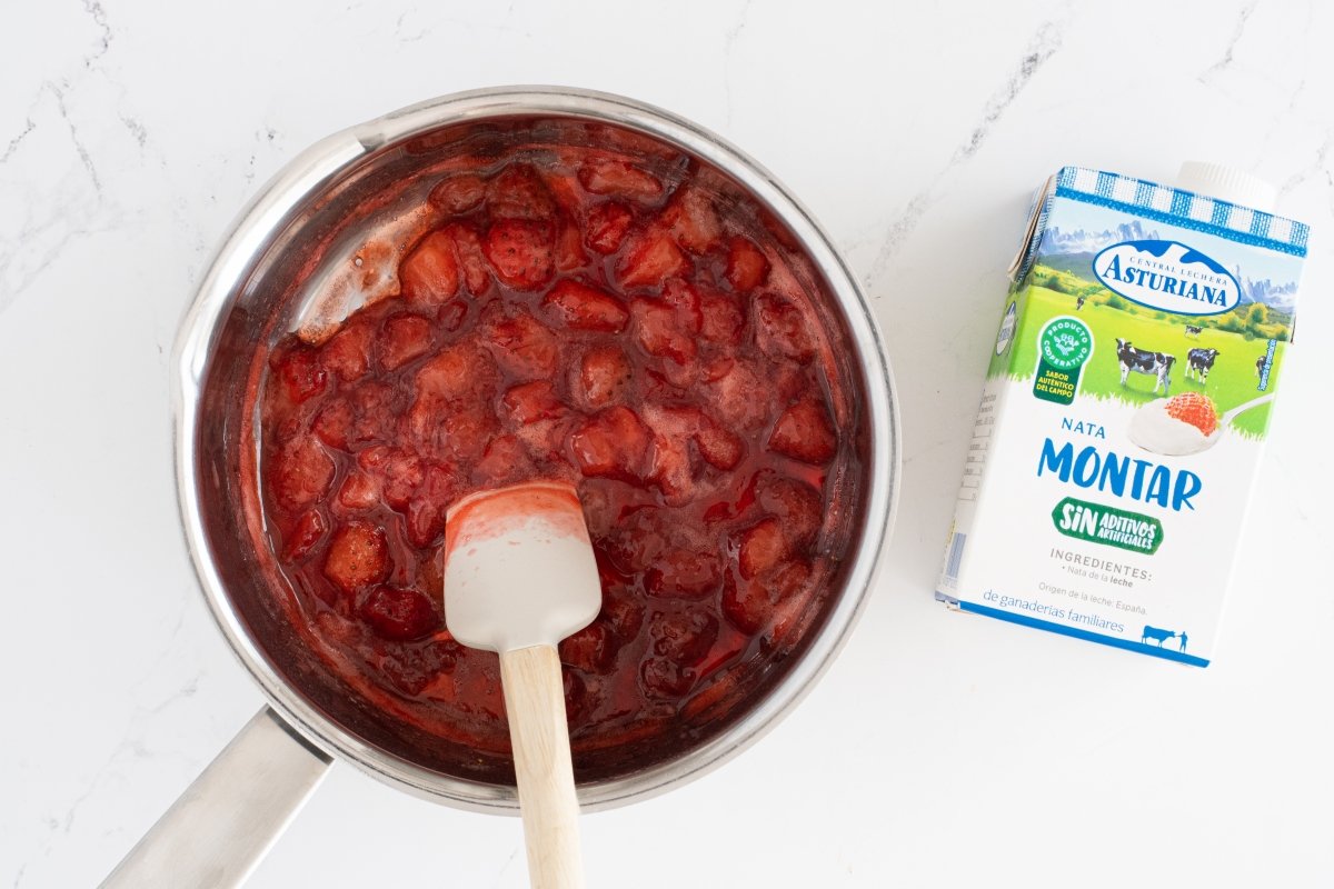 Cocinamos las fresas para la mousse
