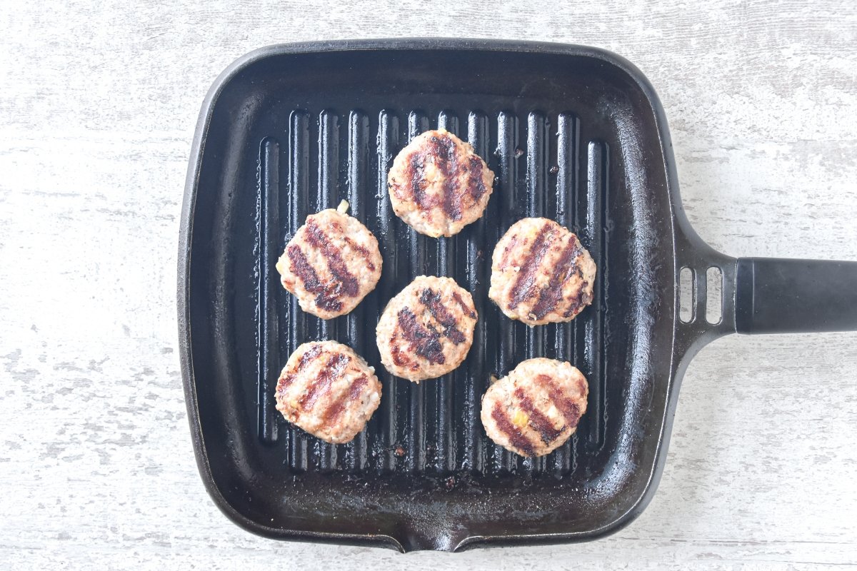 Cocinamos las frikadellen en la sartén grill