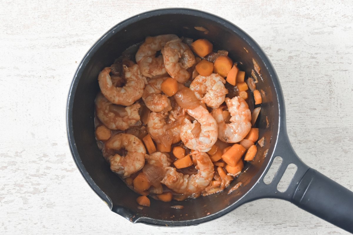 Cocinamos las gambas con las verduras